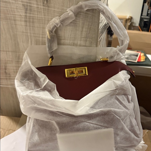 Elegant Burgundy peekaboo genuine Leather Handbag NEW - Picture 3 of 13
